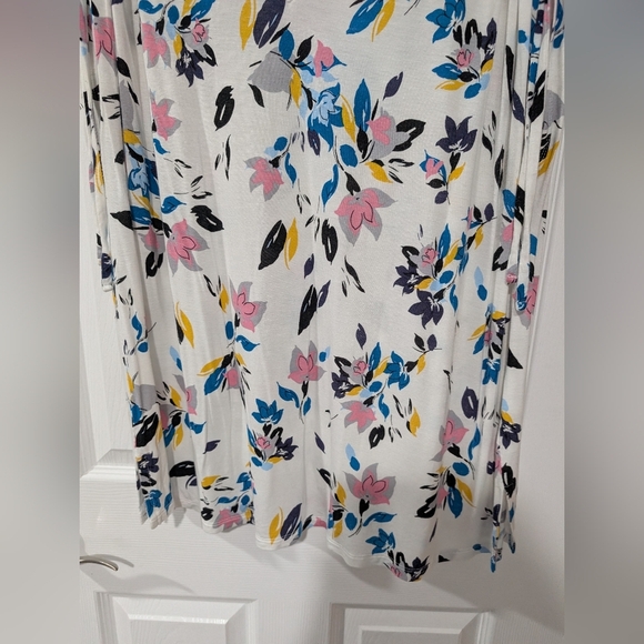 Lane Bryant White Floral V-Neck Sleeveless Top in Size 18/20 (2X) - Picture 5 of 8